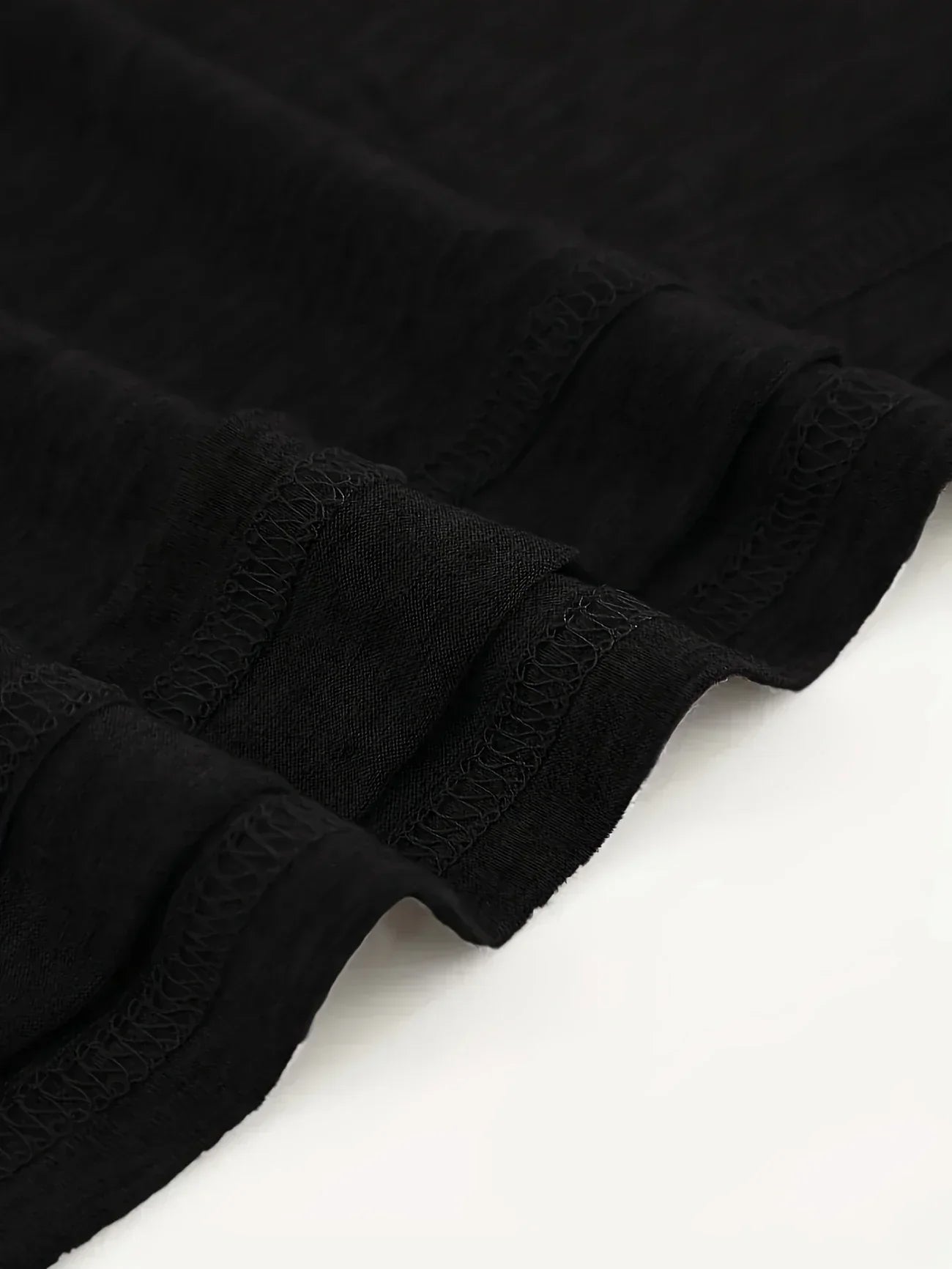 Amouryn | Herzprint-Shirt mit V-Ausschnitt und lässiger Leichtigkeit