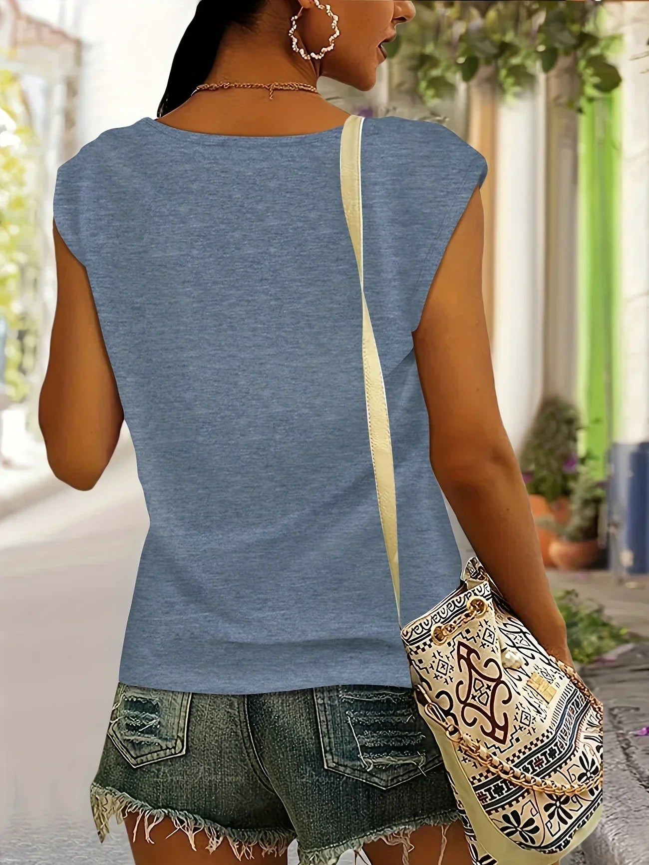 Amouryn | Herzprint-Shirt mit V-Ausschnitt und lässiger Leichtigkeit