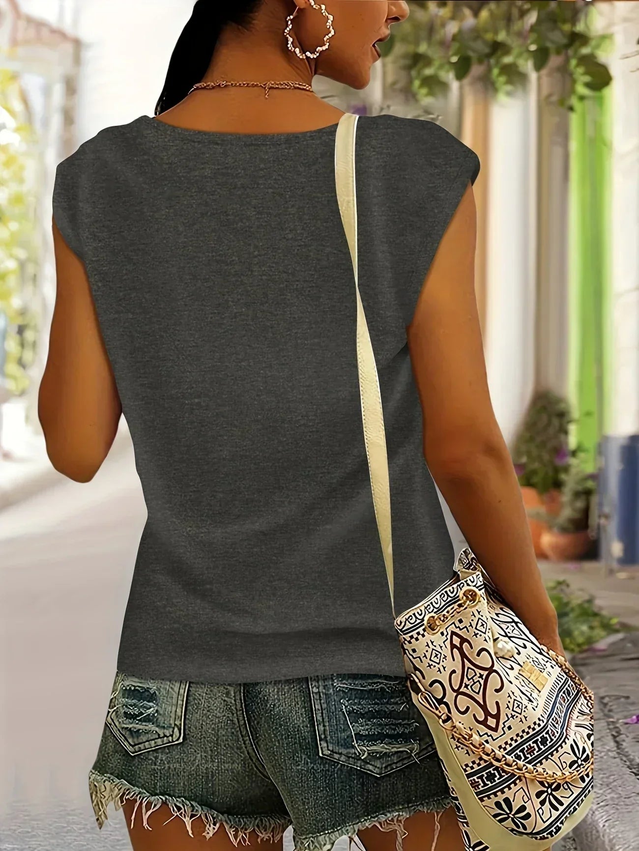 Amouryn | Herzprint-Shirt mit V-Ausschnitt und lässiger Leichtigkeit