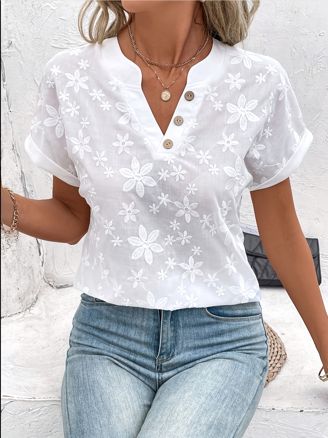 Ksenia – Bluse mit V-Ausschnitt und Knopfleiste