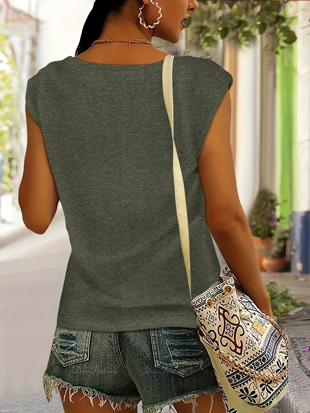 Amouryn | Herzprint-Shirt mit V-Ausschnitt und lässiger Leichtigkeit