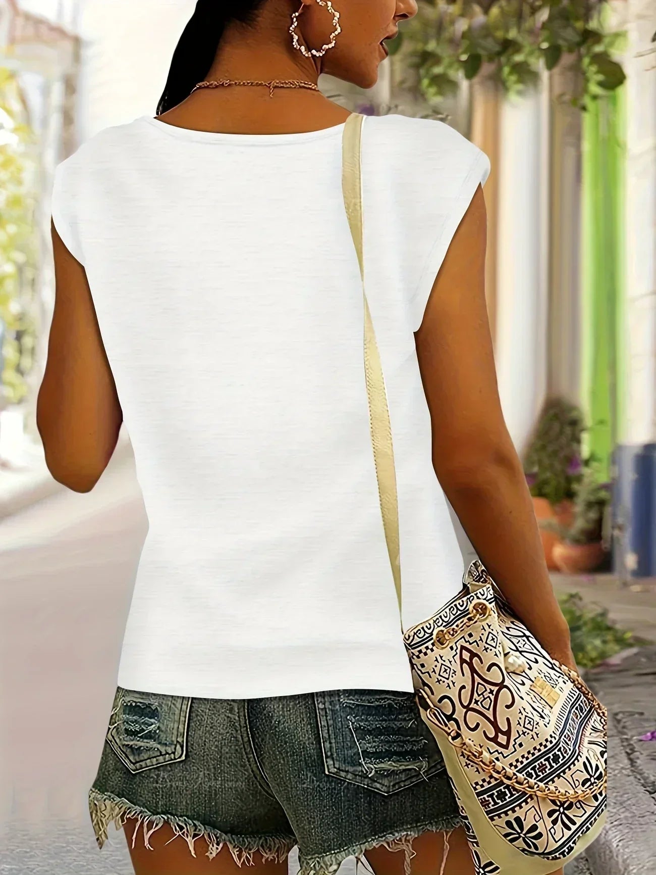 Amouryn | Herzprint-Shirt mit V-Ausschnitt und lässiger Leichtigkeit