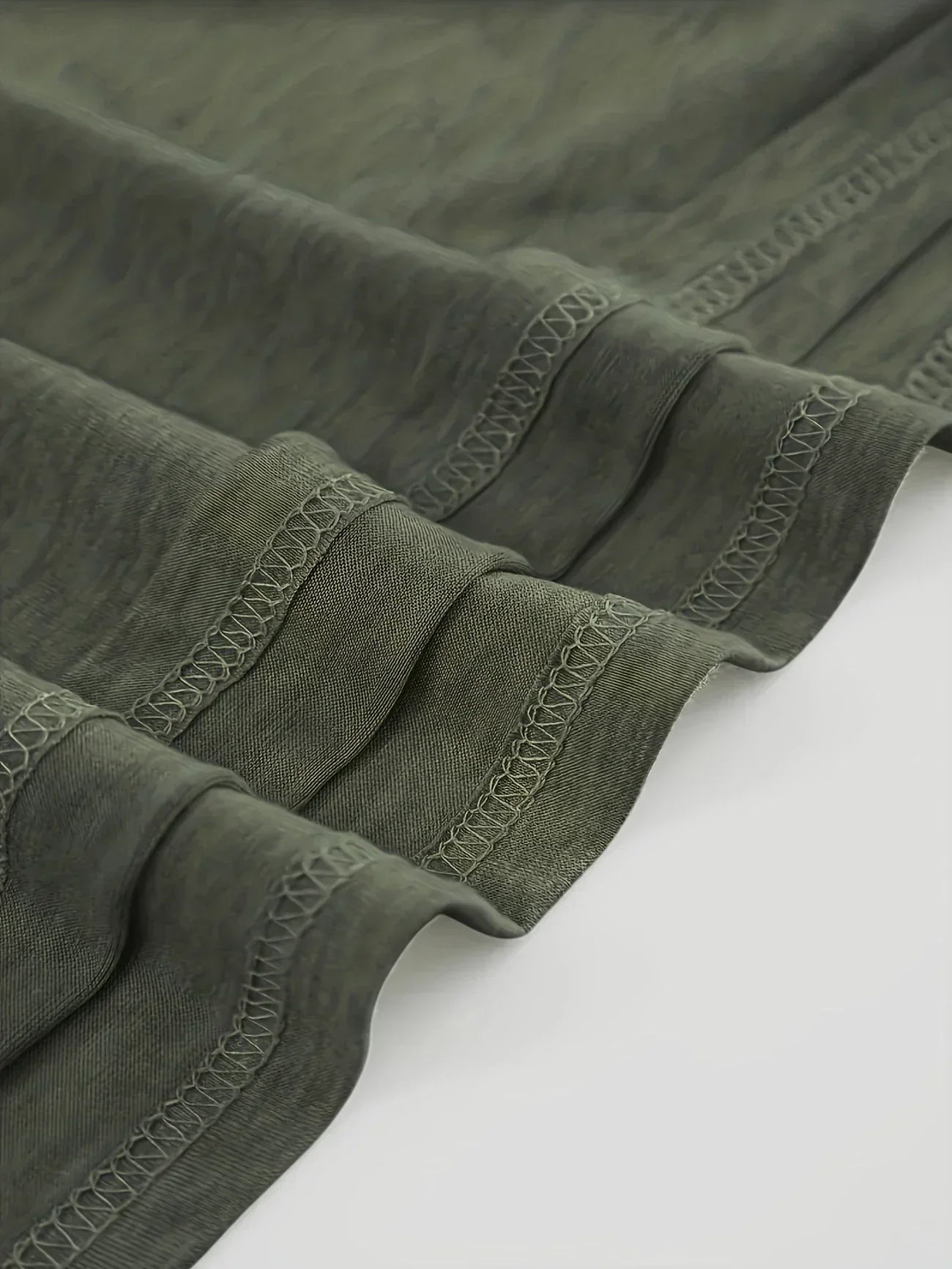 Amouryn | Herzprint-Shirt mit V-Ausschnitt und lässiger Leichtigkeit