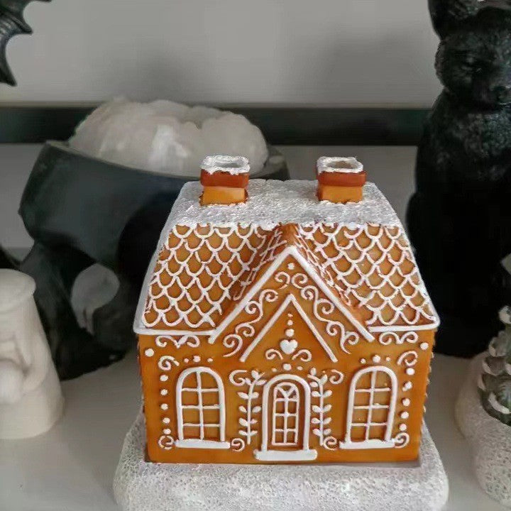 Dekoratives Lebkuchenhaus für Weihnachten | Weihnachtshaus mit Schneeoptik, weißen Verzierungen und detailreichem Design für Innenräume