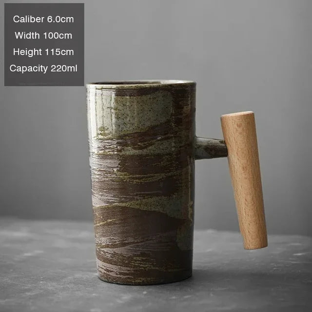 Vintage Kaffeebecher mit Holzgriff aus Steingut
