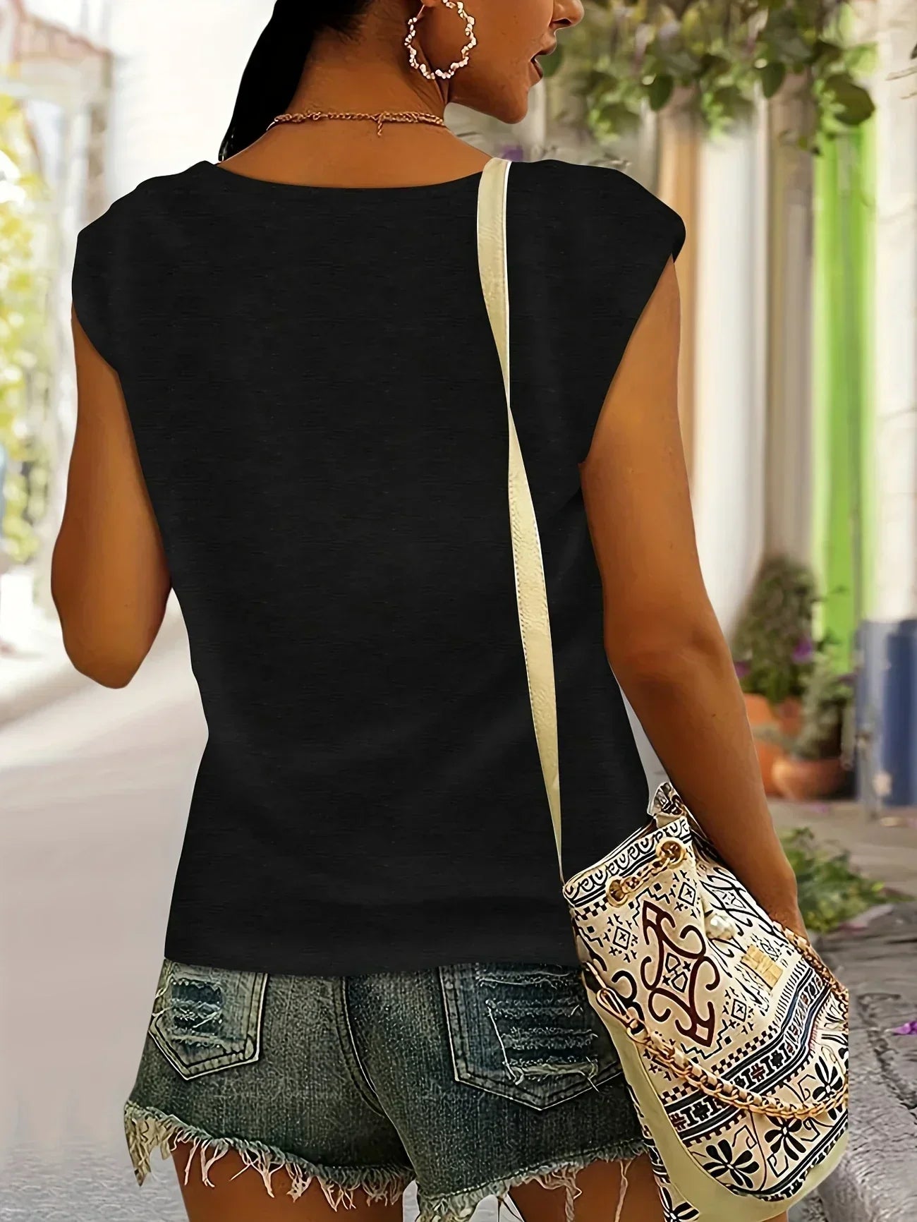 Amouryn | Herzprint-Shirt mit V-Ausschnitt und lässiger Leichtigkeit