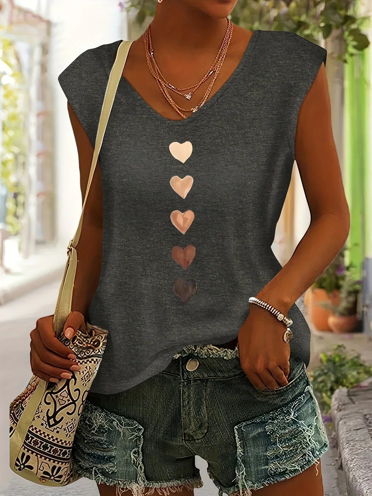 Amouryn | Herzprint-Shirt mit V-Ausschnitt und lässiger Leichtigkeit