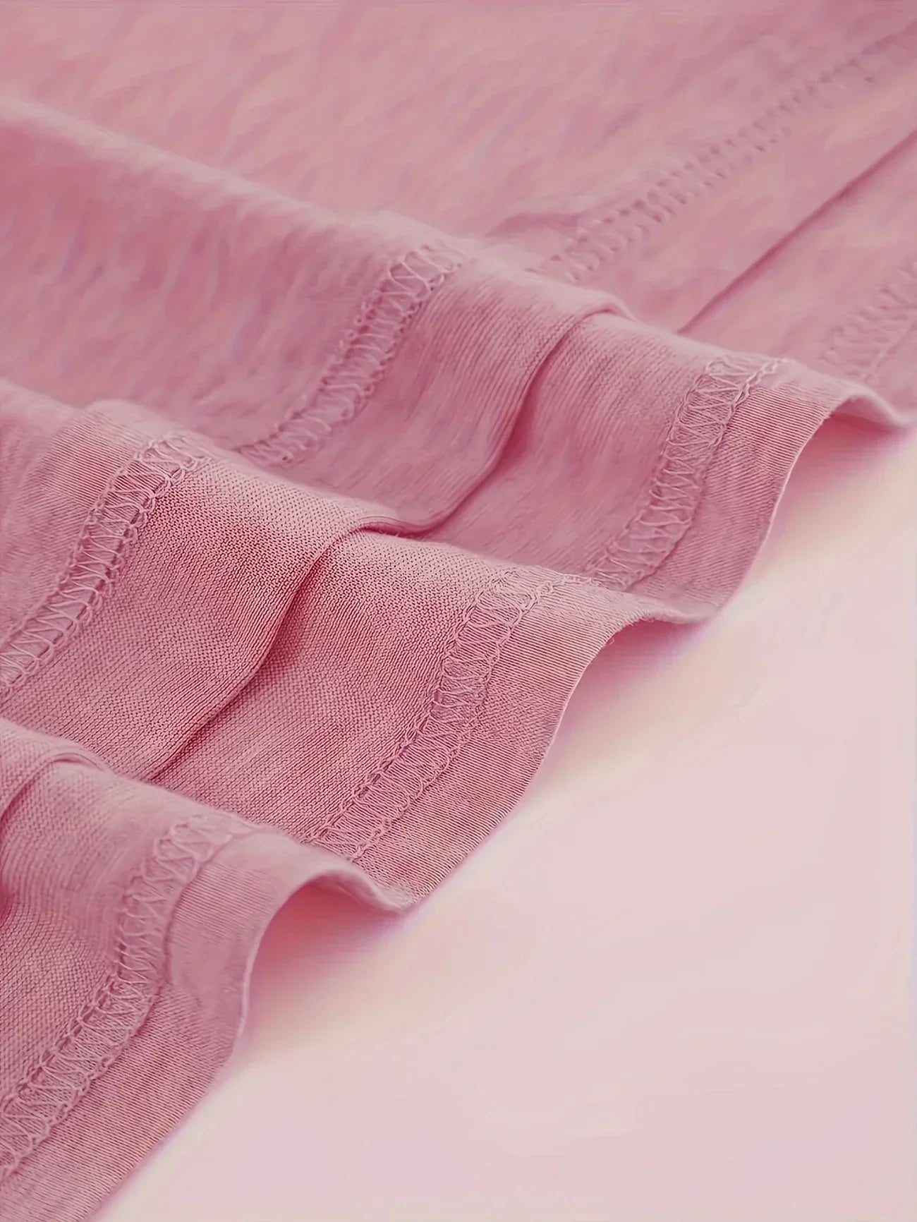 Amouryn | Herzprint-Shirt mit V-Ausschnitt und lässiger Leichtigkeit