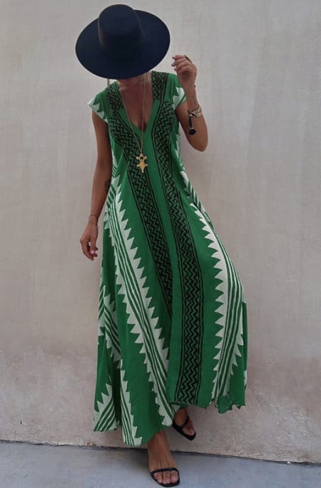 Freizeitkleid mit V-Ausschnitt
