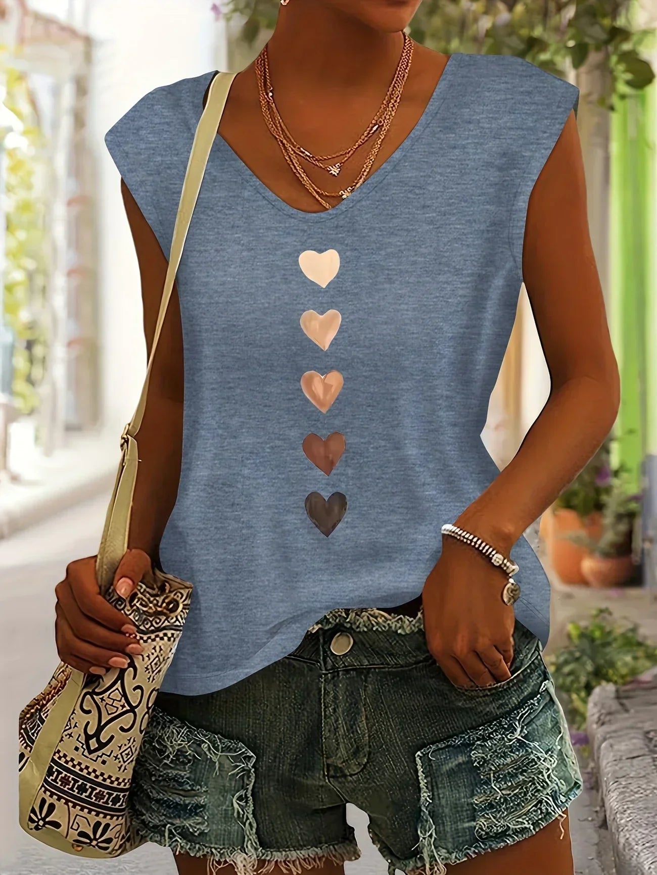 Amouryn | Herzprint-Shirt mit V-Ausschnitt und lässiger Leichtigkeit