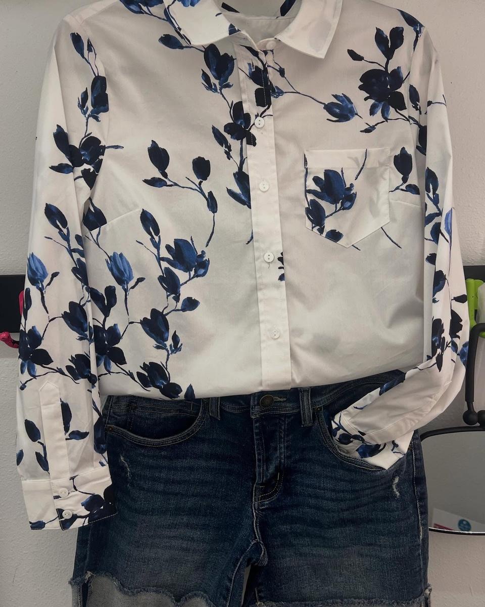 Blaue Blumenbluse für Frühlings- und Alltagseleganz