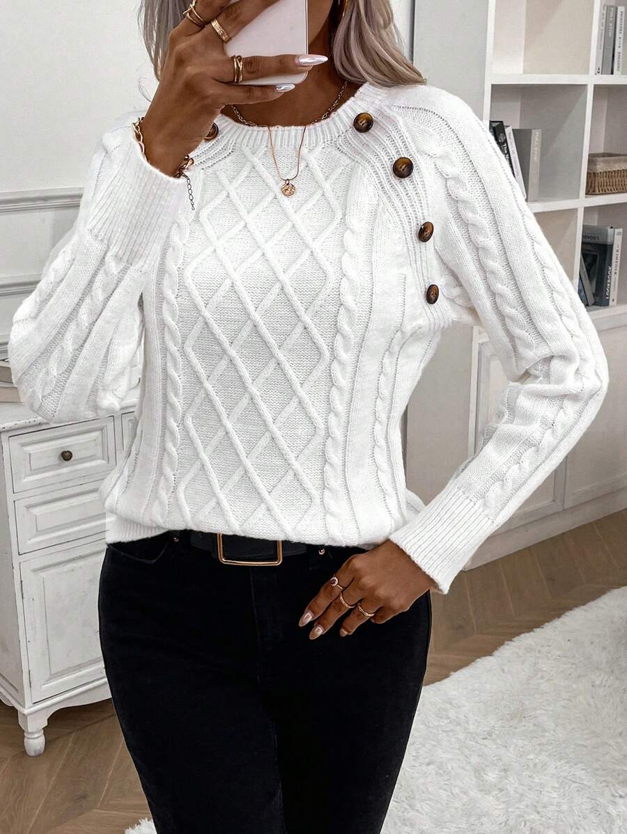 Clara – Pullover mit Knopfdetails und Zopfmuster