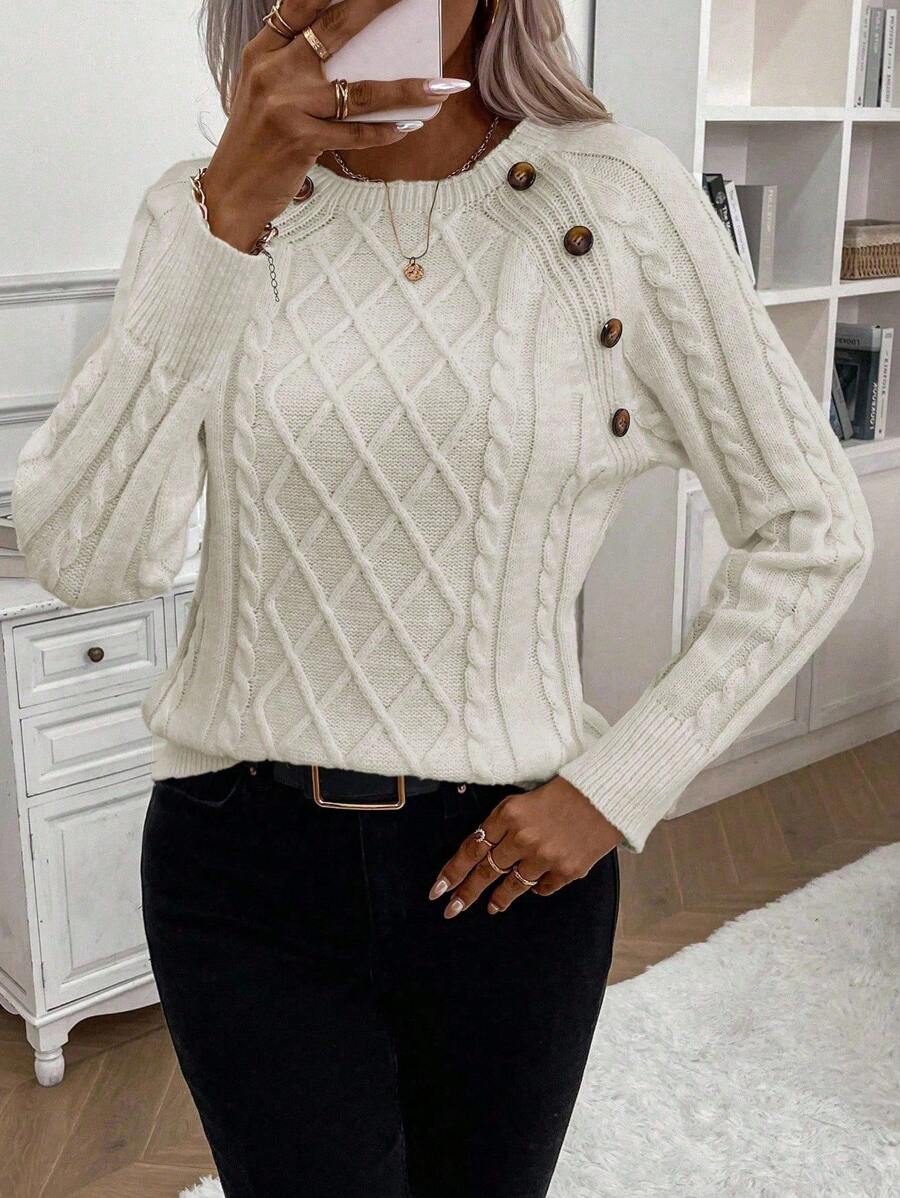 Clara – Pullover mit Knopfdetails und Zopfmuster