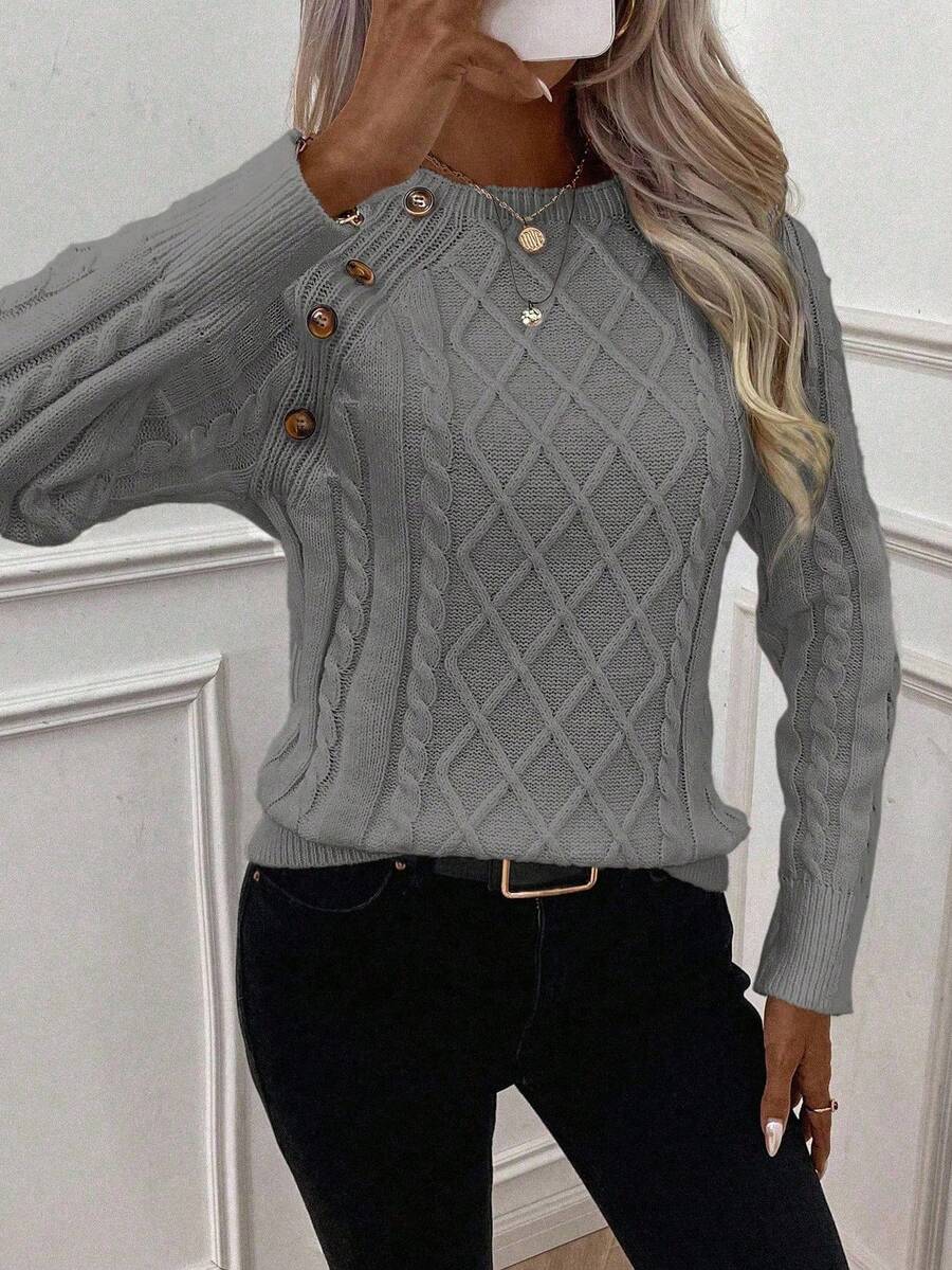 Clara – Pullover mit Knopfdetails und Zopfmuster