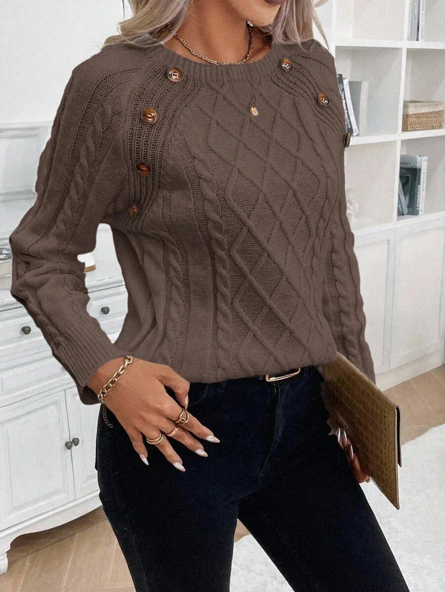 Clara – Pullover mit Knopfdetails und Zopfmuster