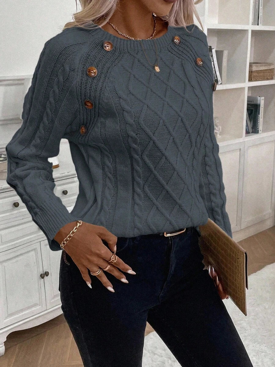 Clara – Pullover mit Knopfdetails und Zopfmuster