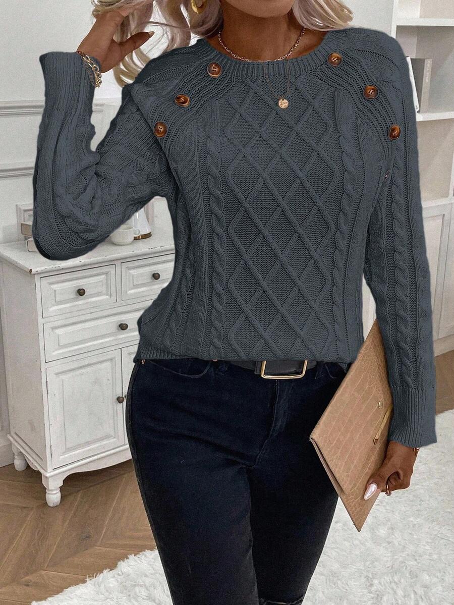 Clara – Pullover mit Knopfdetails und Zopfmuster