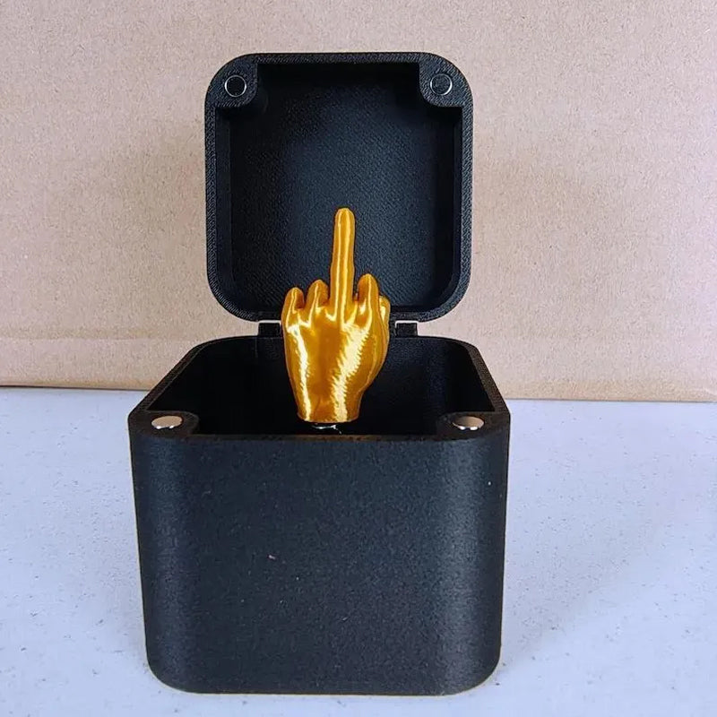 【Bis zu 50% Rabatt】Mittelfinger in einer Box