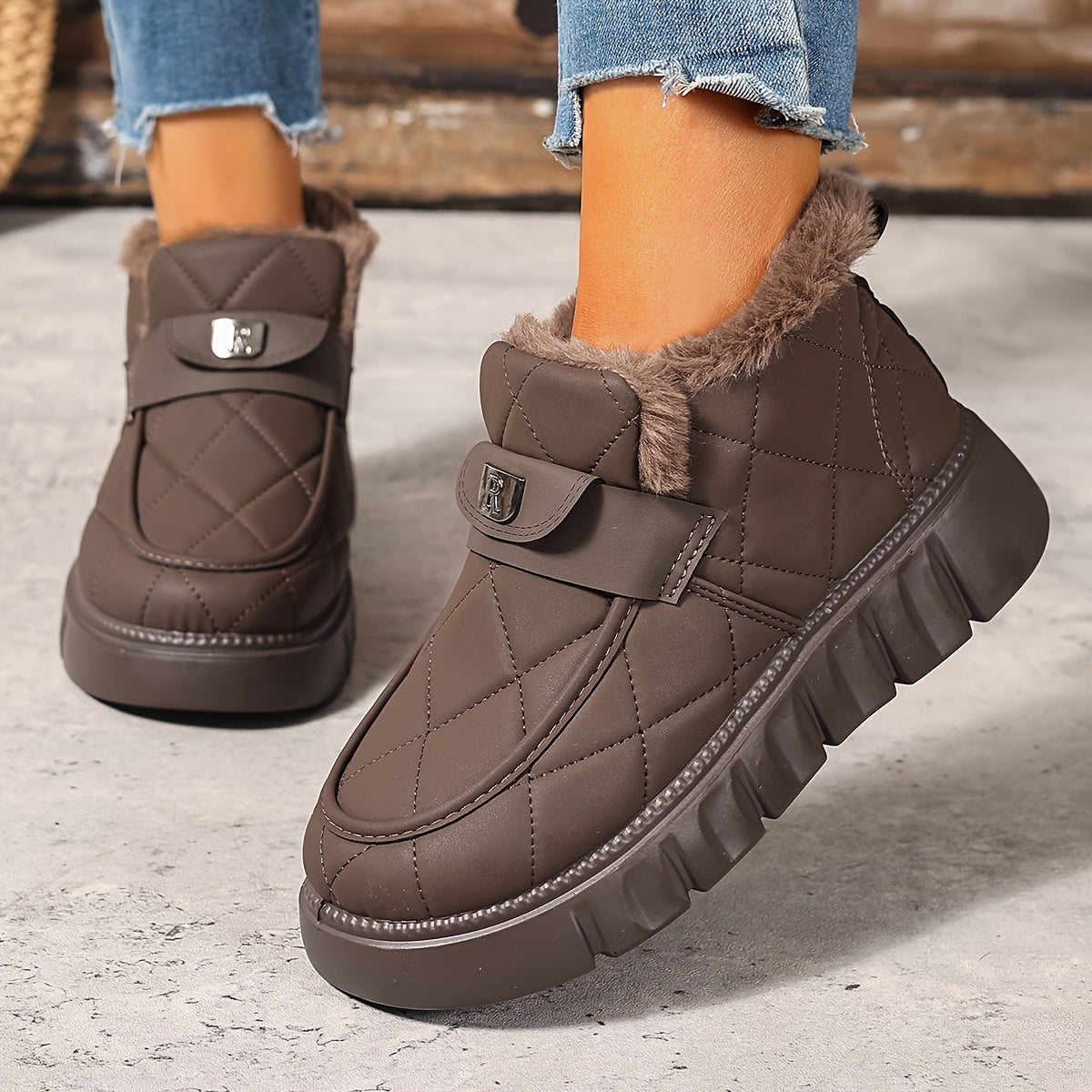 Karryna – Schuhe mit gestepptem Obermaterial und flauschigem Futter