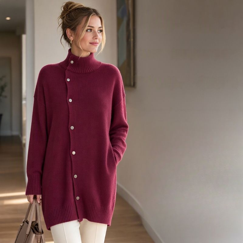 Hiroko – Langer Strickpullover mit Rollkragen und Knöpfen
