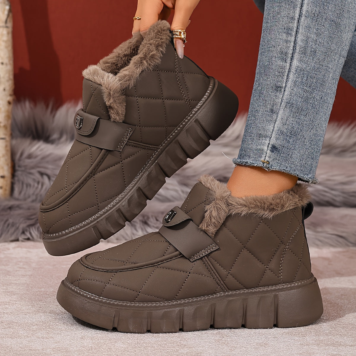 Karryna – Schuhe mit gestepptem Obermaterial und flauschigem Futter