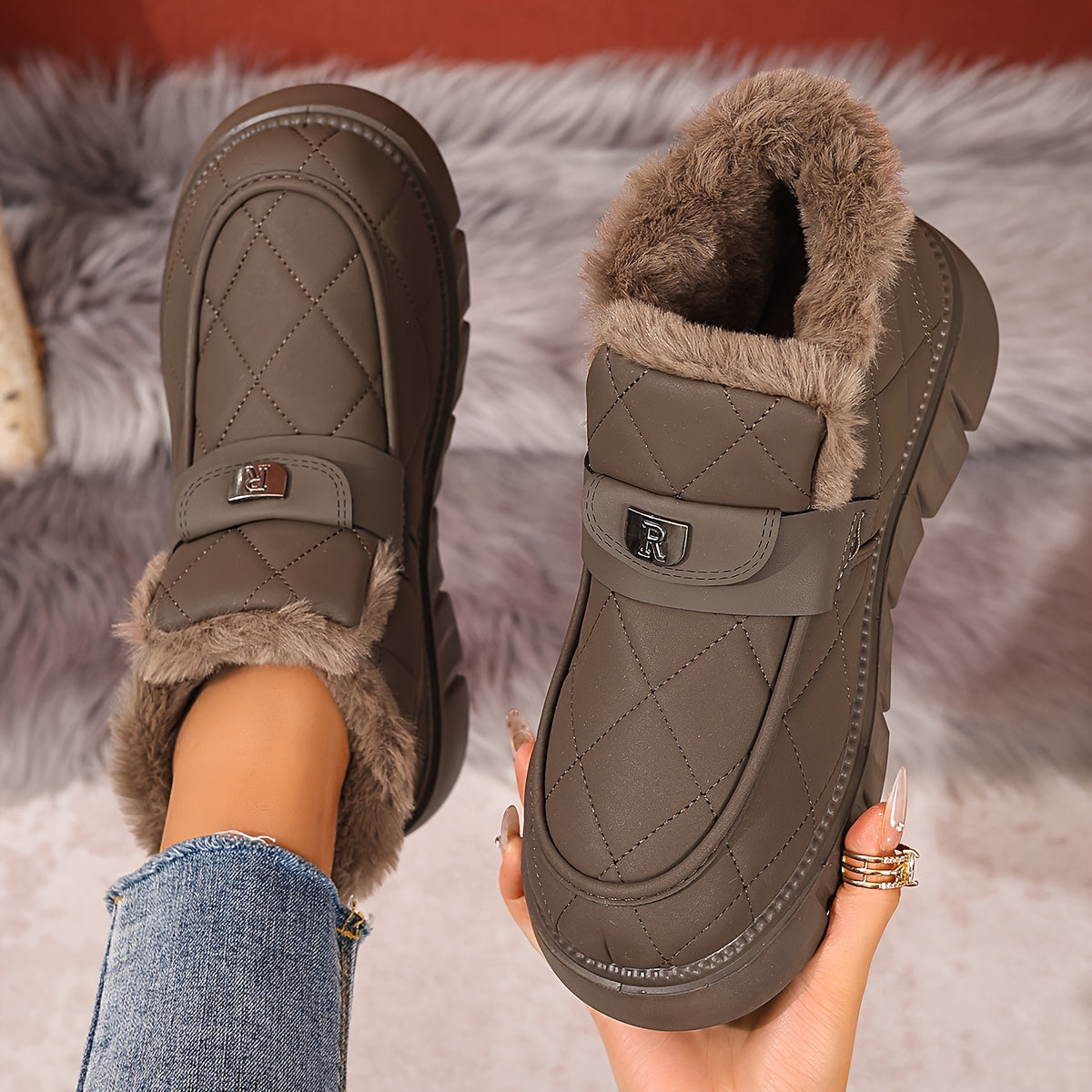 Karryna – Schuhe mit gestepptem Obermaterial und flauschigem Futter