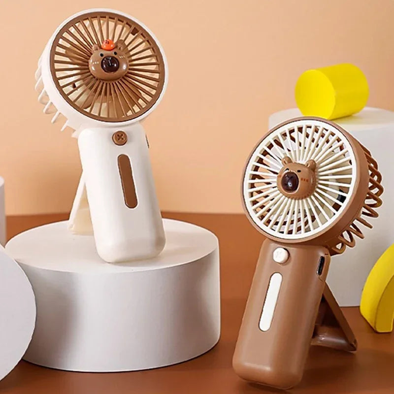 BreezeCap Mini Handventilator | USB Tragbarer Ventilator | 3-Gang Windstufen | Cartoon Capybara Design | Sommerkühlung