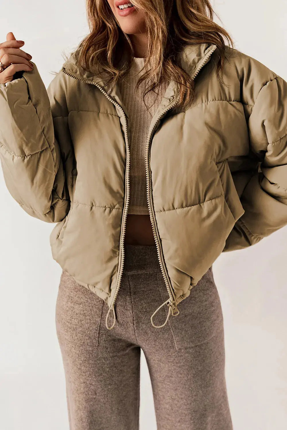 Schicker, länglicher Mantel mit Kragen und Reißverschluss für stylisches Layering