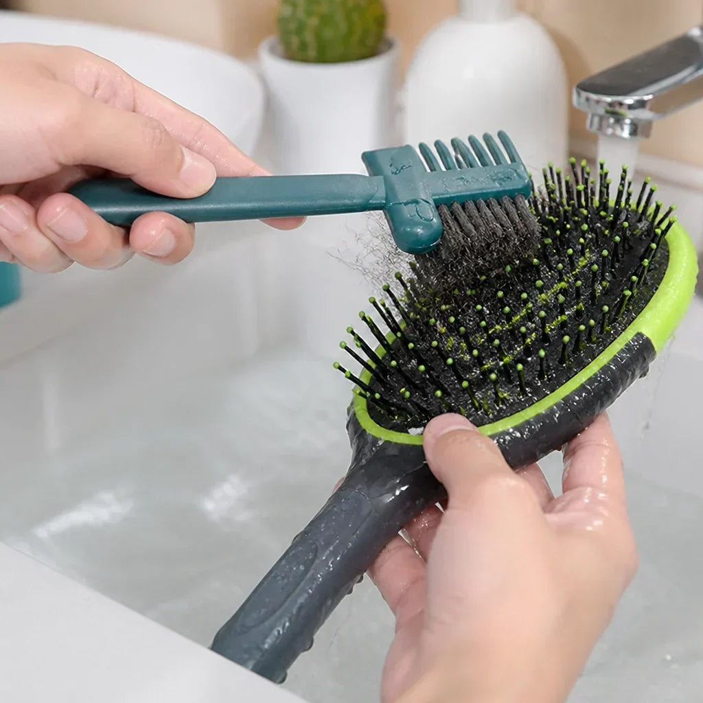 CleanClaw – Hängen gebliebenes Haar und Schmutz sofort aus Bürsten entfernen