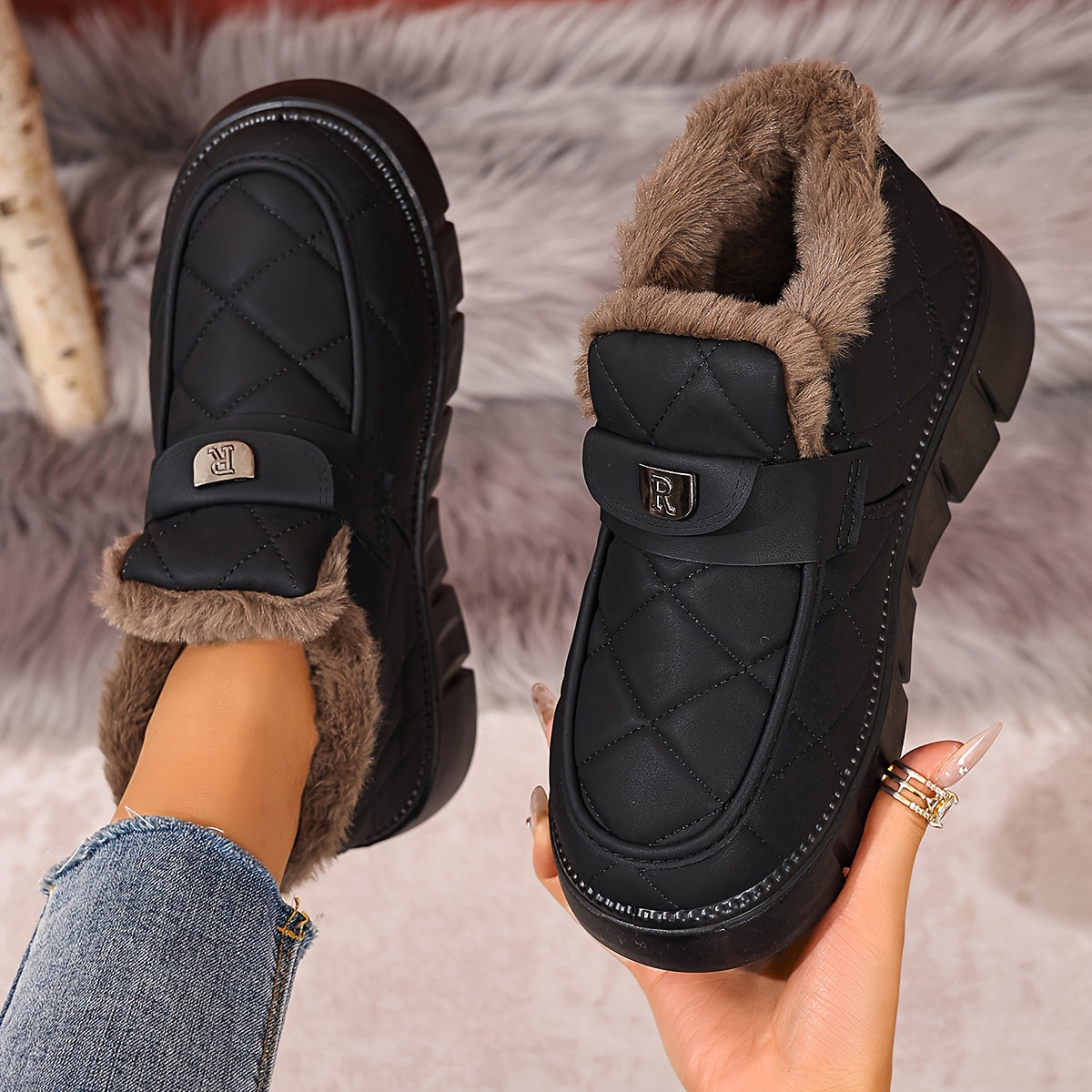 Karryna – Schuhe mit gestepptem Obermaterial und flauschigem Futter