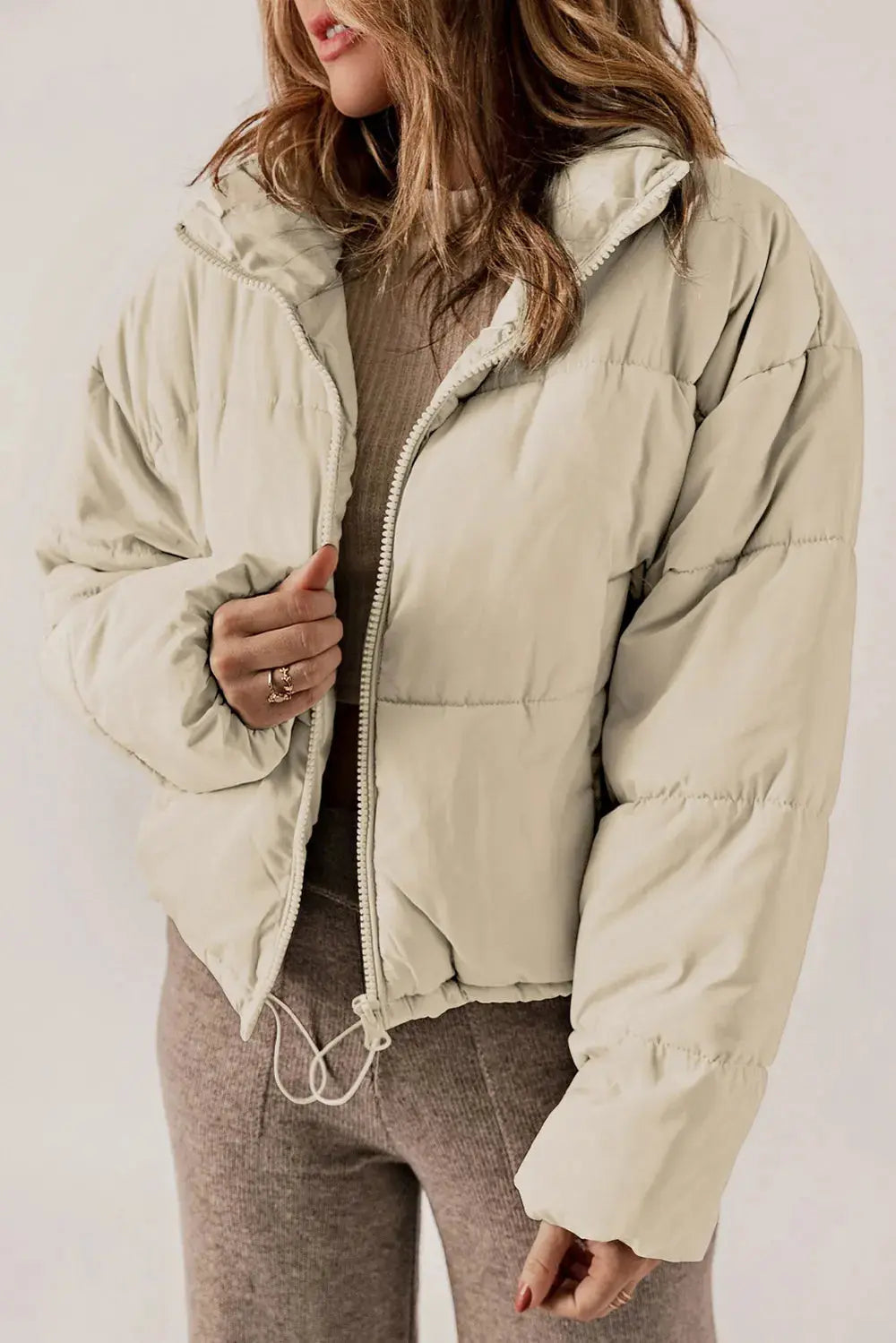 Schicker, länglicher Mantel mit Kragen und Reißverschluss für stylisches Layering