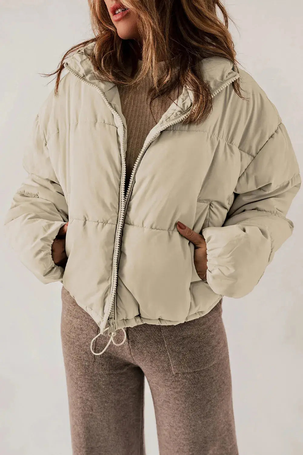 Schicker, länglicher Mantel mit Kragen und Reißverschluss für stylisches Layering