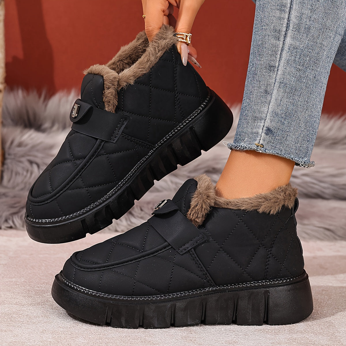Karryna – Schuhe mit gestepptem Obermaterial und flauschigem Futter
