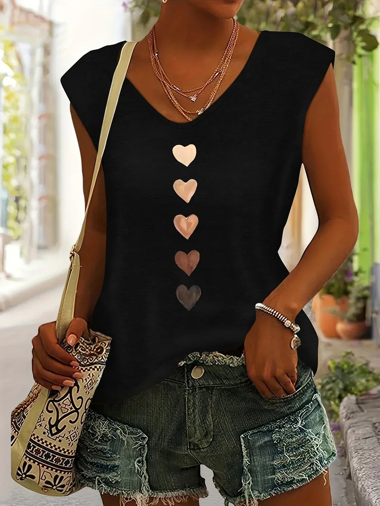 Amouryn | Herzprint-Shirt mit V-Ausschnitt und lässiger Leichtigkeit