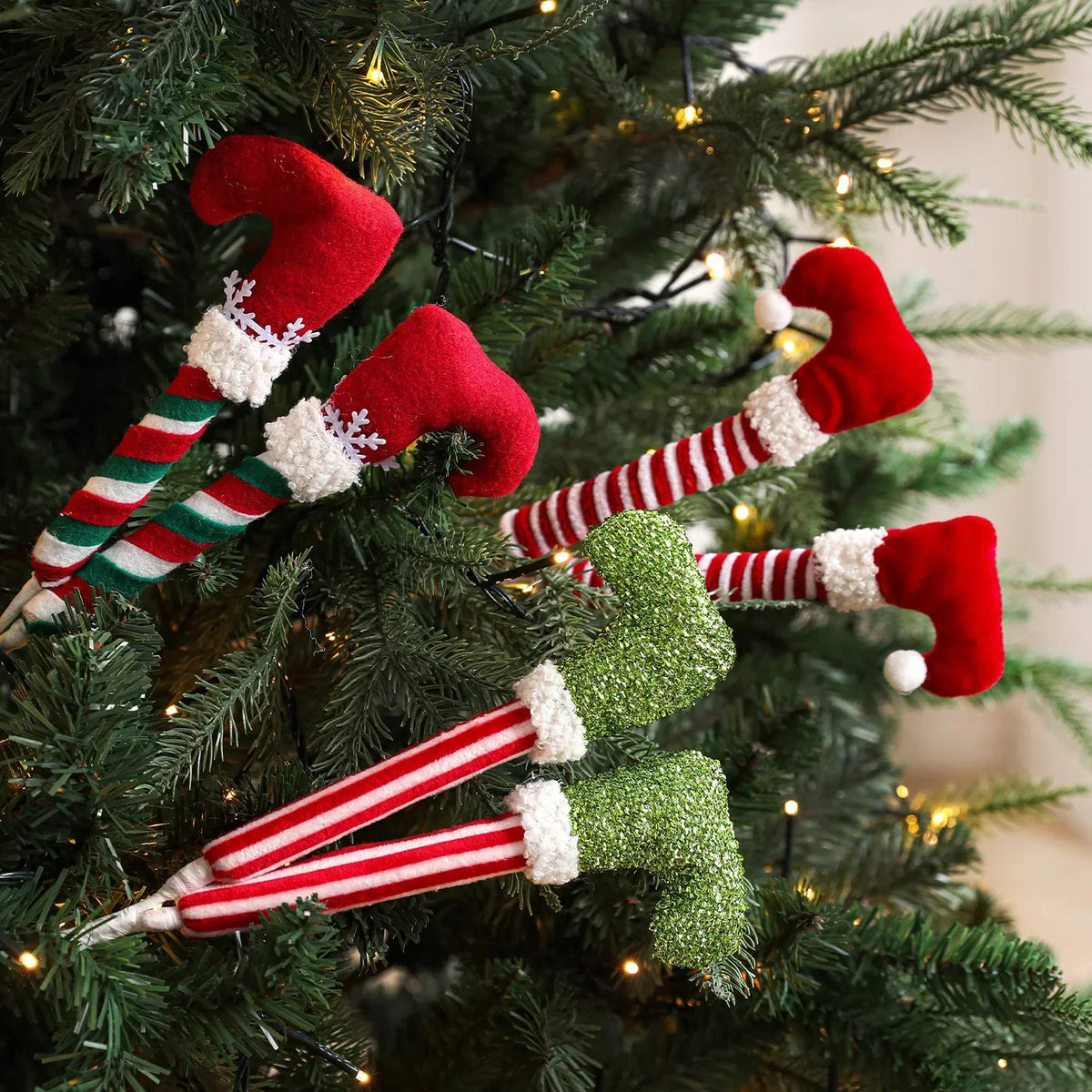 Gestrickter Christbaumschmuck mit gestreiften Wichtelbeinen