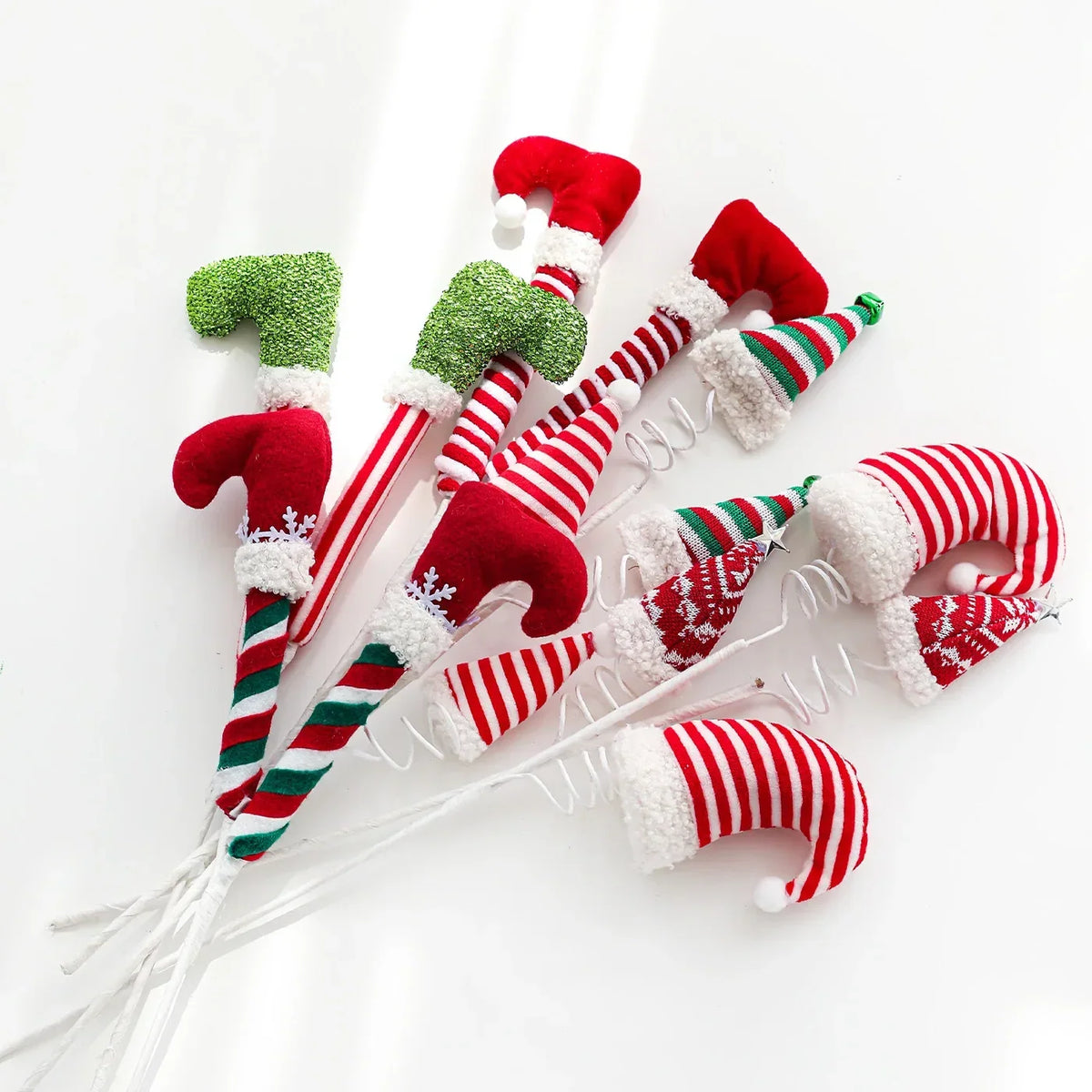 Gestrickter Christbaumschmuck mit gestreiften Wichtelbeinen