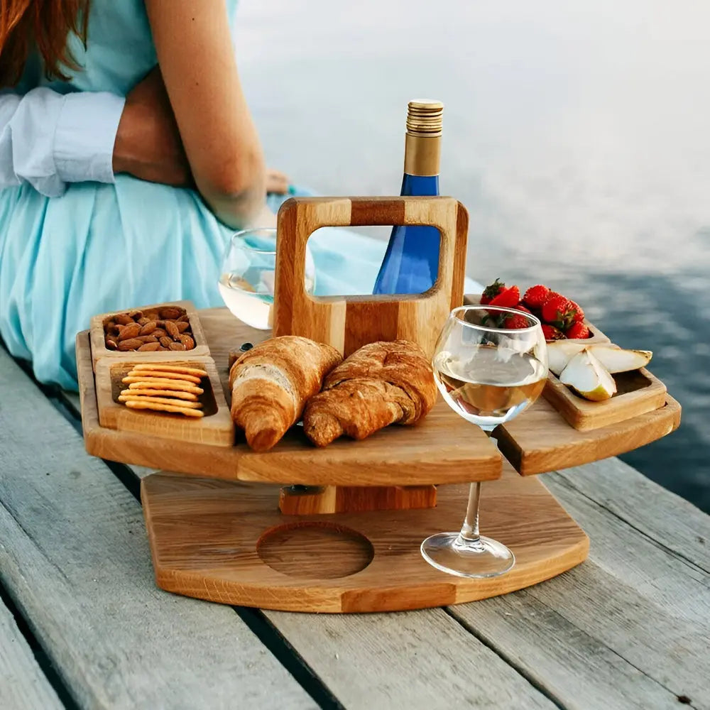 Klappbarer Holz-Picknicktisch | Mit Flaschen und Glashalter | Snackfach | PicknickWerk