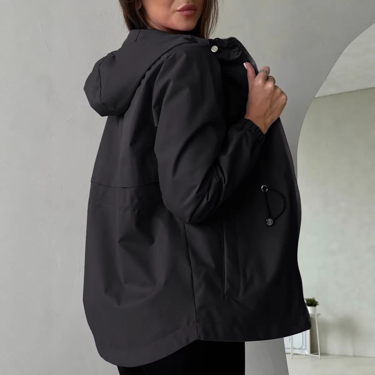 Damen Outdoorjacke mit anpassbarer Kapuze und geräumigen Taschen