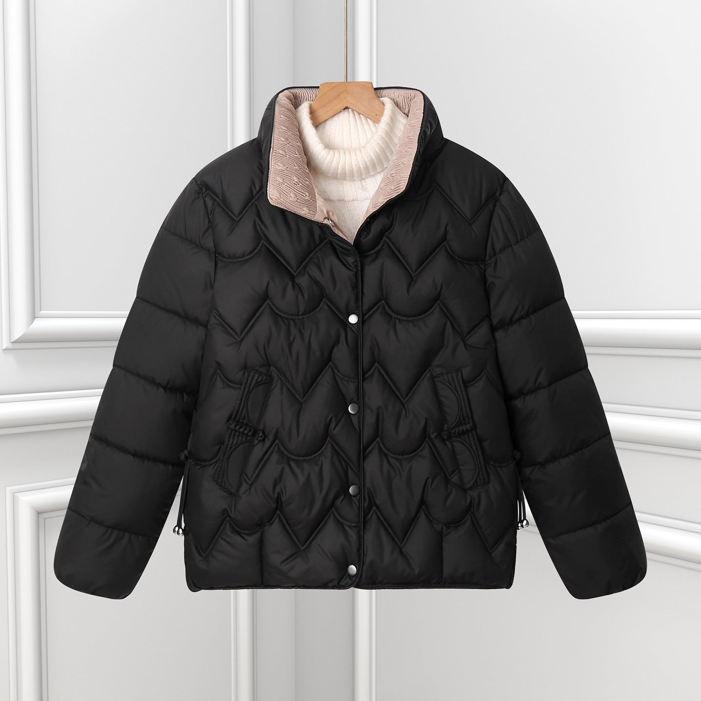 Damen kurze gesteppte Pufferjacke mit Bogensteppung und Druckknopfblende
