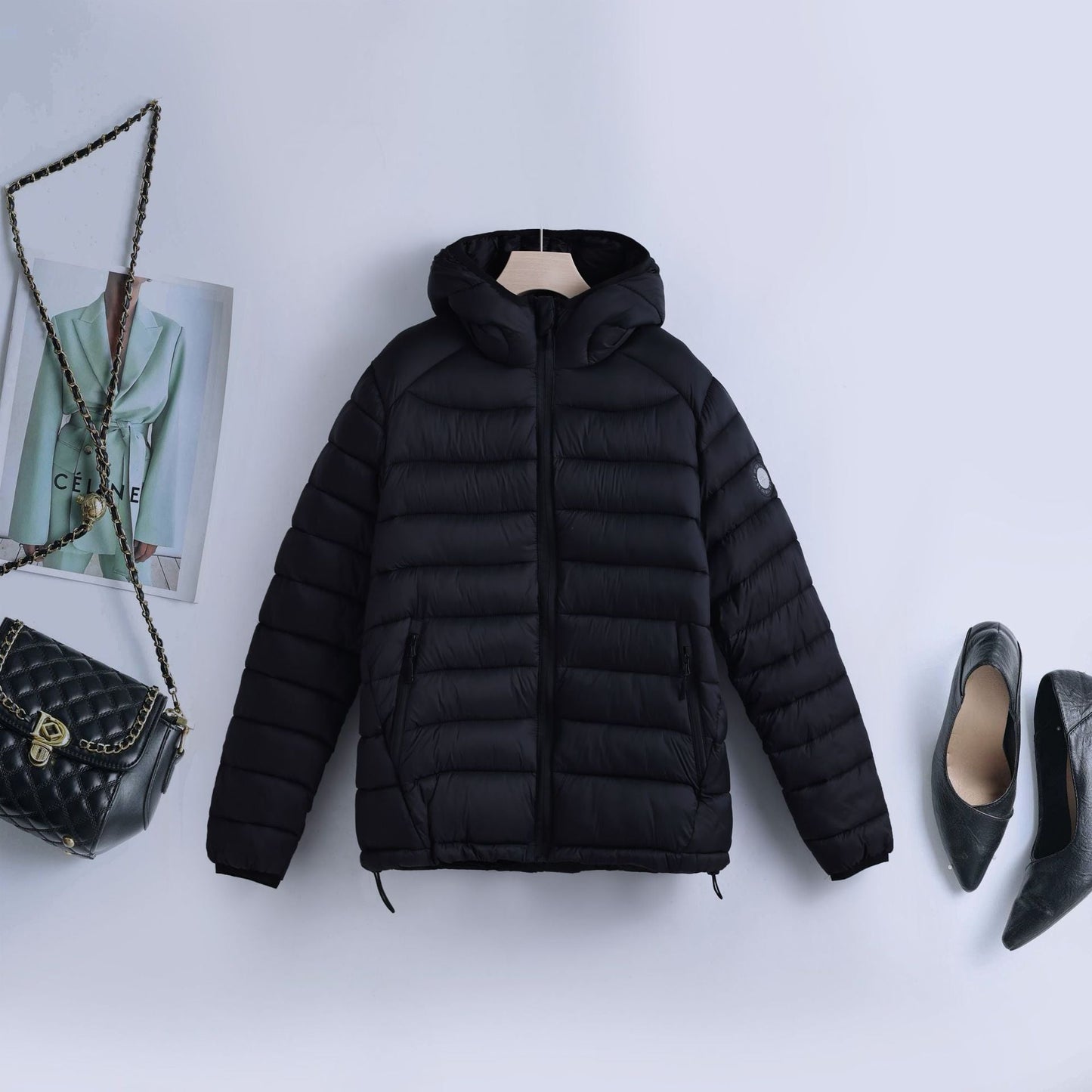 Damen ultraleichte gesteppte Kapuzenjacke mit thermoisolierender Füllung und taillierbarem Tunnelzug