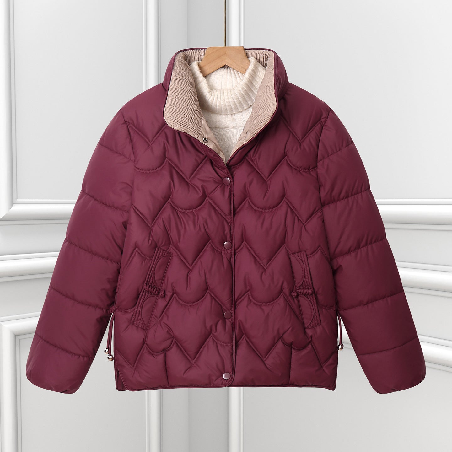 Damen kurze gesteppte Pufferjacke mit Bogensteppung und Druckknopfblende