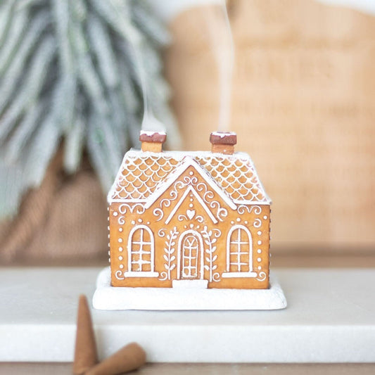 Dekoratives Lebkuchenhaus für Weihnachten | Weihnachtshaus mit Schneeoptik, weißen Verzierungen und detailreichem Design für Innenräume