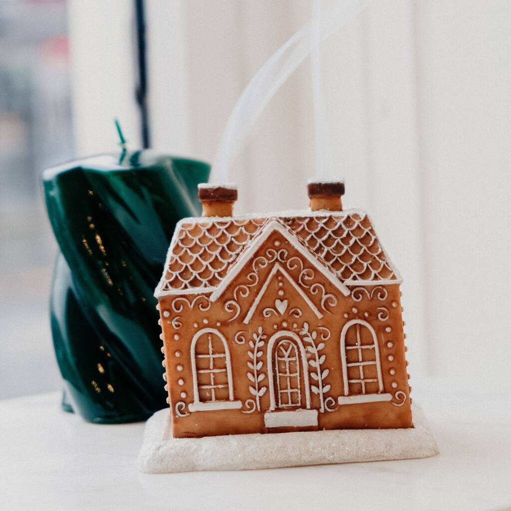 Dekoratives Lebkuchenhaus für Weihnachten | Weihnachtshaus mit Schneeoptik, weißen Verzierungen und detailreichem Design für Innenräume
