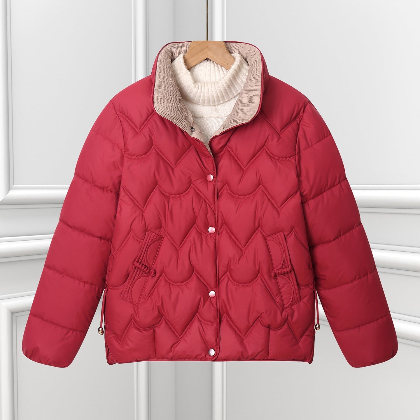 Damen kurze gesteppte Pufferjacke mit Bogensteppung und Druckknopfblende
