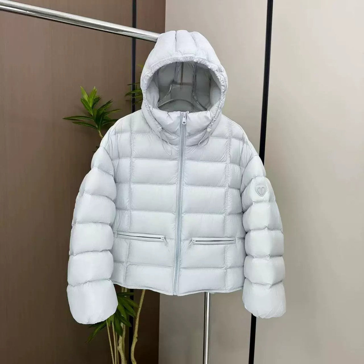 Damen kurz geschnittene Thermo-Steppjacke mit Kapuze und Reißverschlusstaschen