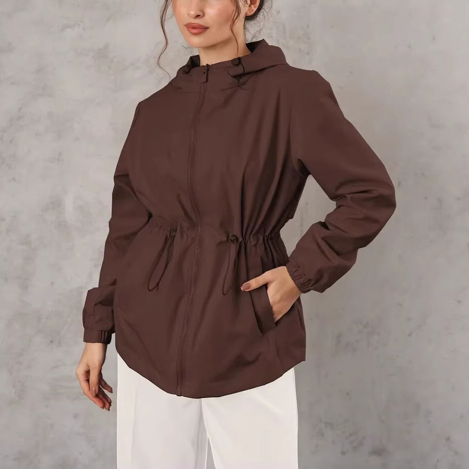 Damen Outdoorjacke mit anpassbarer Kapuze und geräumigen Taschen
