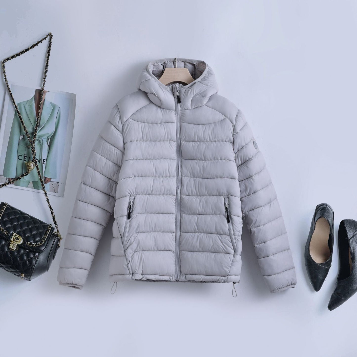 Damen ultraleichte gesteppte Kapuzenjacke mit thermoisolierender Füllung und taillierbarem Tunnelzug
