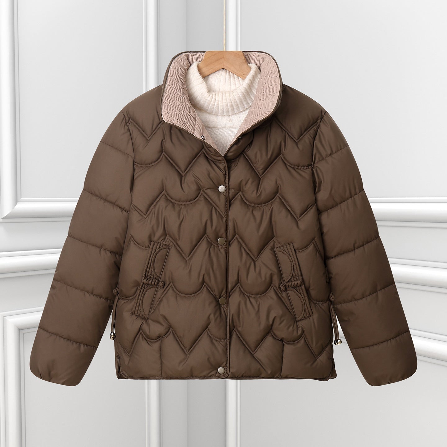 Damen kurze gesteppte Pufferjacke mit Bogensteppung und Druckknopfblende