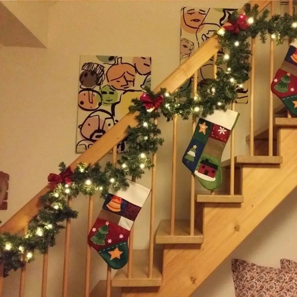 LED Weihnachtsgirlande mit Tannenzweigen | Beleuchtete Girlande mit warmweißen LEDs, 270 cm Länge für Treppengeländer und Türen