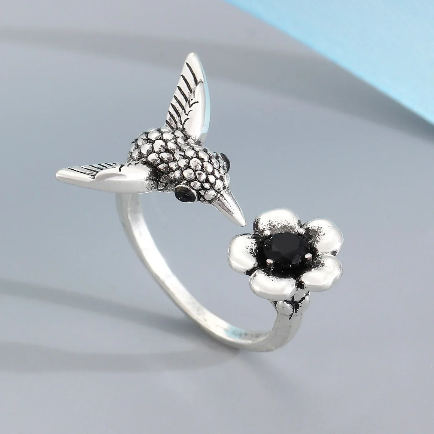 Kolibri & Blüten Ring – Verstellbarer offener Vogelring für Frauen